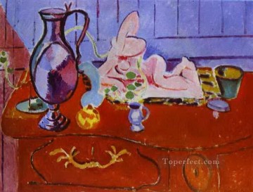 Henri Matisse Painting - Estatuilla rosa y jarra sobre una cómoda roja fauvismo abstracto Henri Matisse